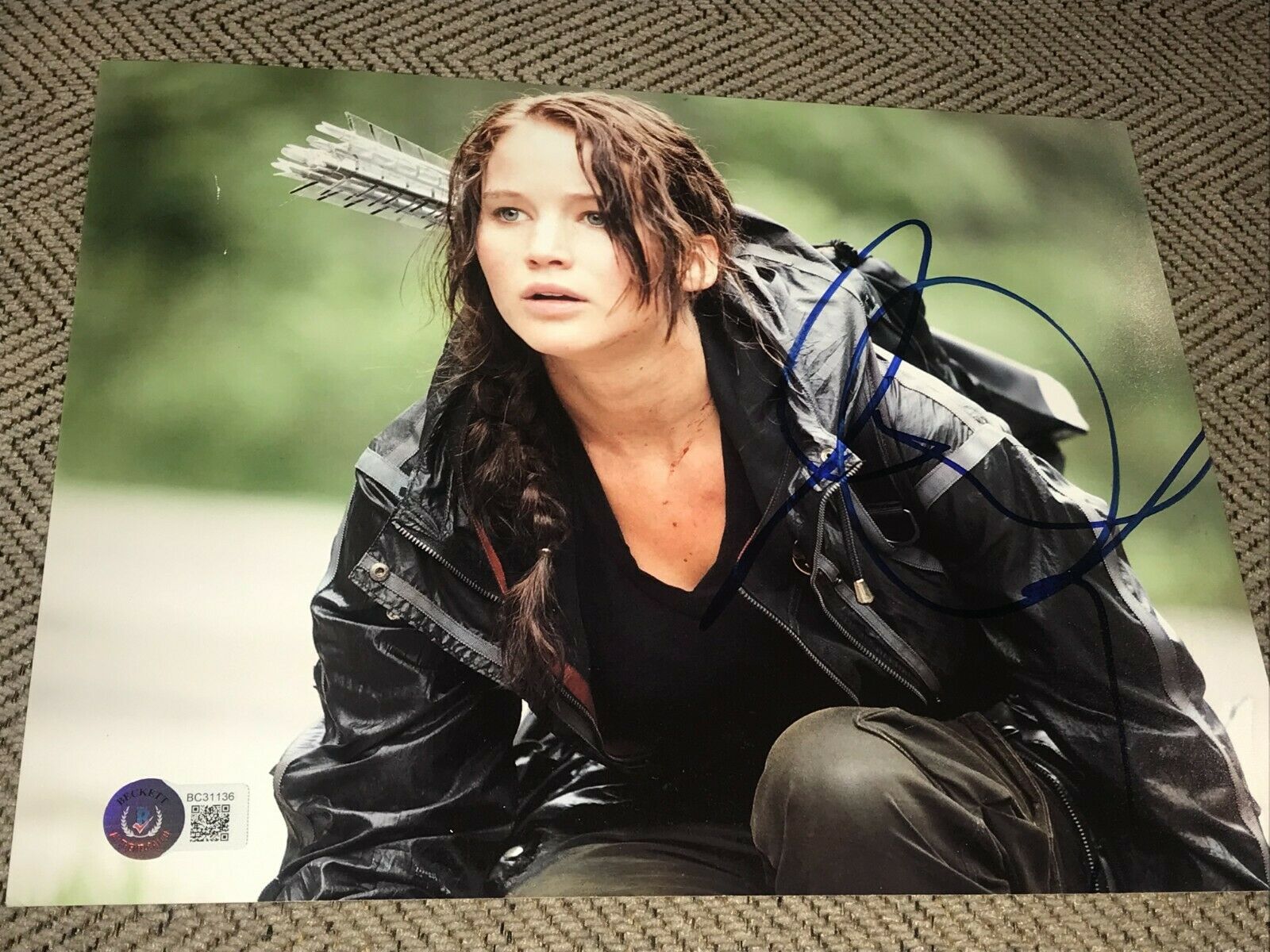 JENNIFER LAWRENCE SIGNED AUTOGRAPH 8x10 PHOTO HUNGER GAMES KATNISS