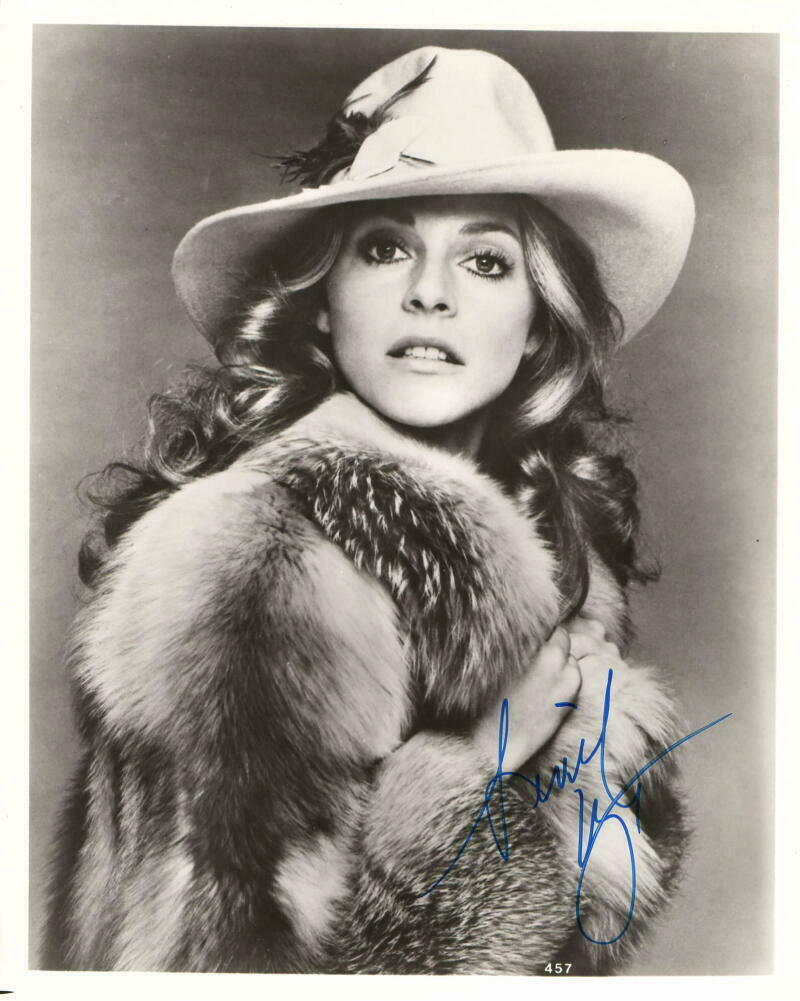 LINDSAY WAGNER SIGNED AUTOGRAPH 8X10 PHOTO THE BIONIC WOMAN IN FUR
