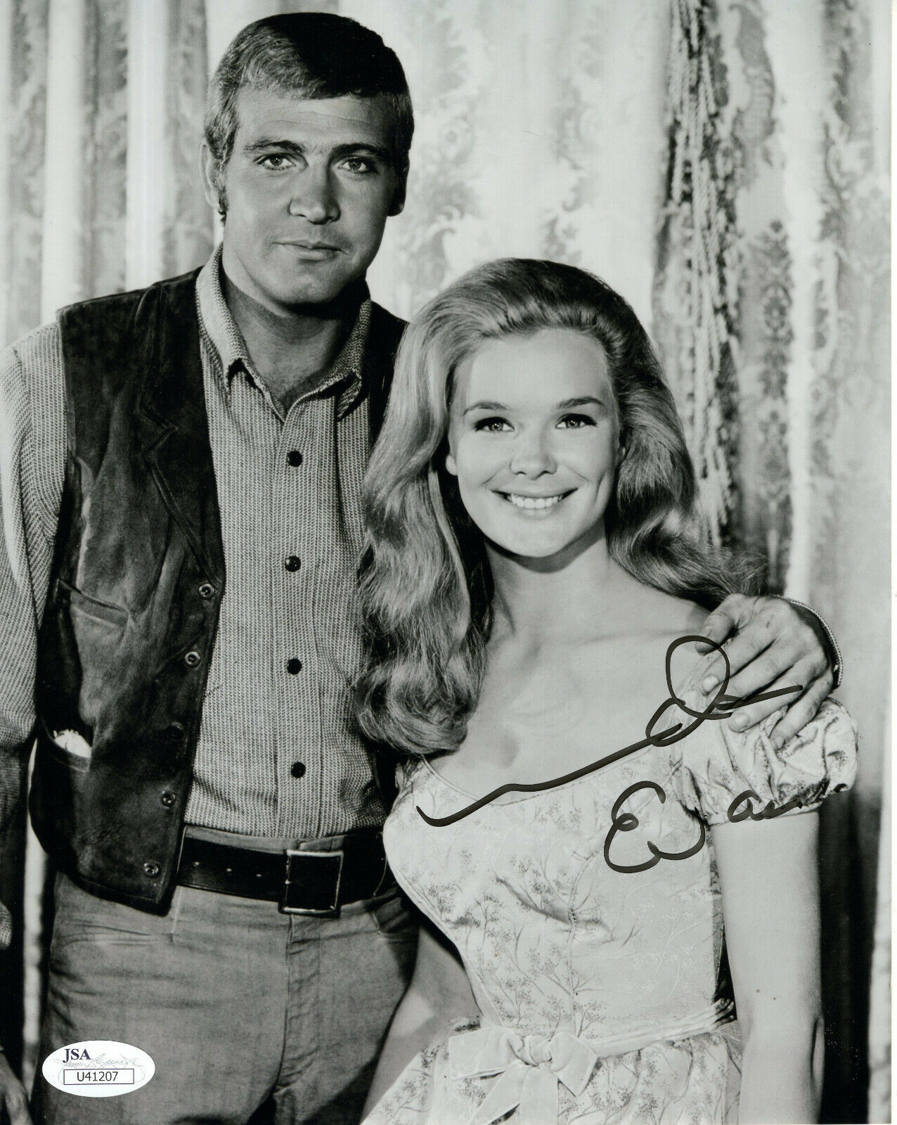 Linda Evans Hand Signed X Photo Awesome Pose With Lee Majors Jsa