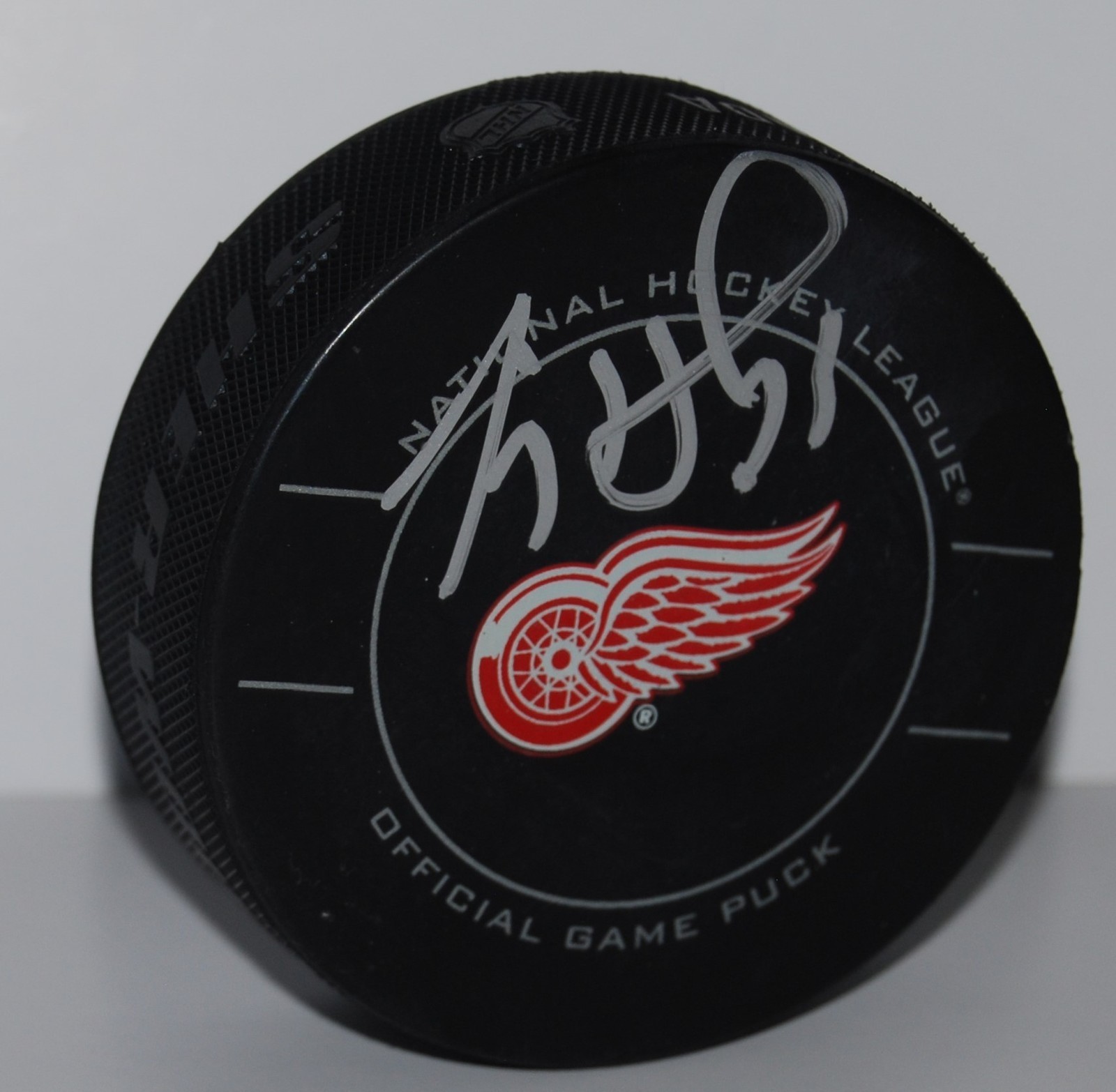 JIMMY HOWARD signed (DETROIT RED WINGS) Official game hockey puck W/COA #1 Collectible Memorabilia