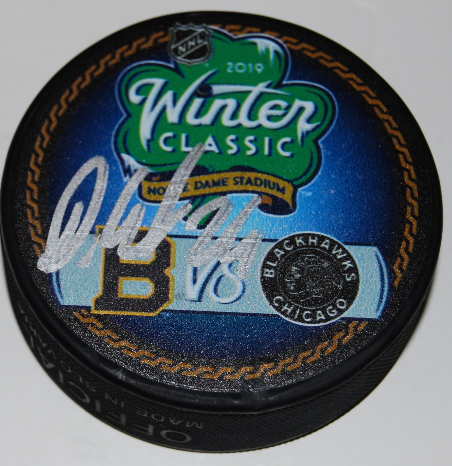 DOMINIK KAHUN signed (CHICAGO BLACKHAWKS) 2019 WINTER CLASSIC Puck W/COA Collectible Memorabilia