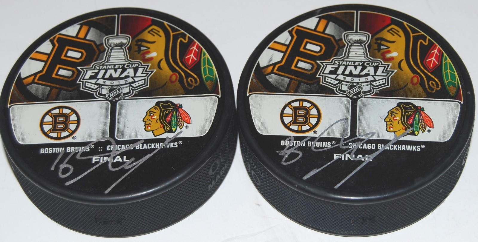 MARCUS KRUGER signed (CHICAGO BLACKHAWKS) 2013 STANLEY CUP DUALING puck W/COA Collectible Memorabilia