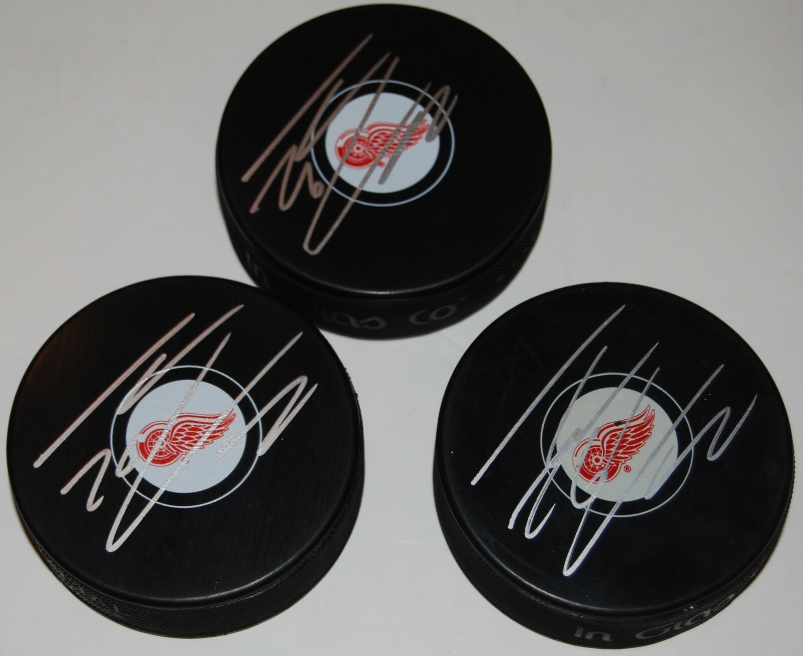 THOMAS VANEK signed (DETROIT RED WINGS) Souvenir hockey logo puck W/COA Collectible Memorabilia