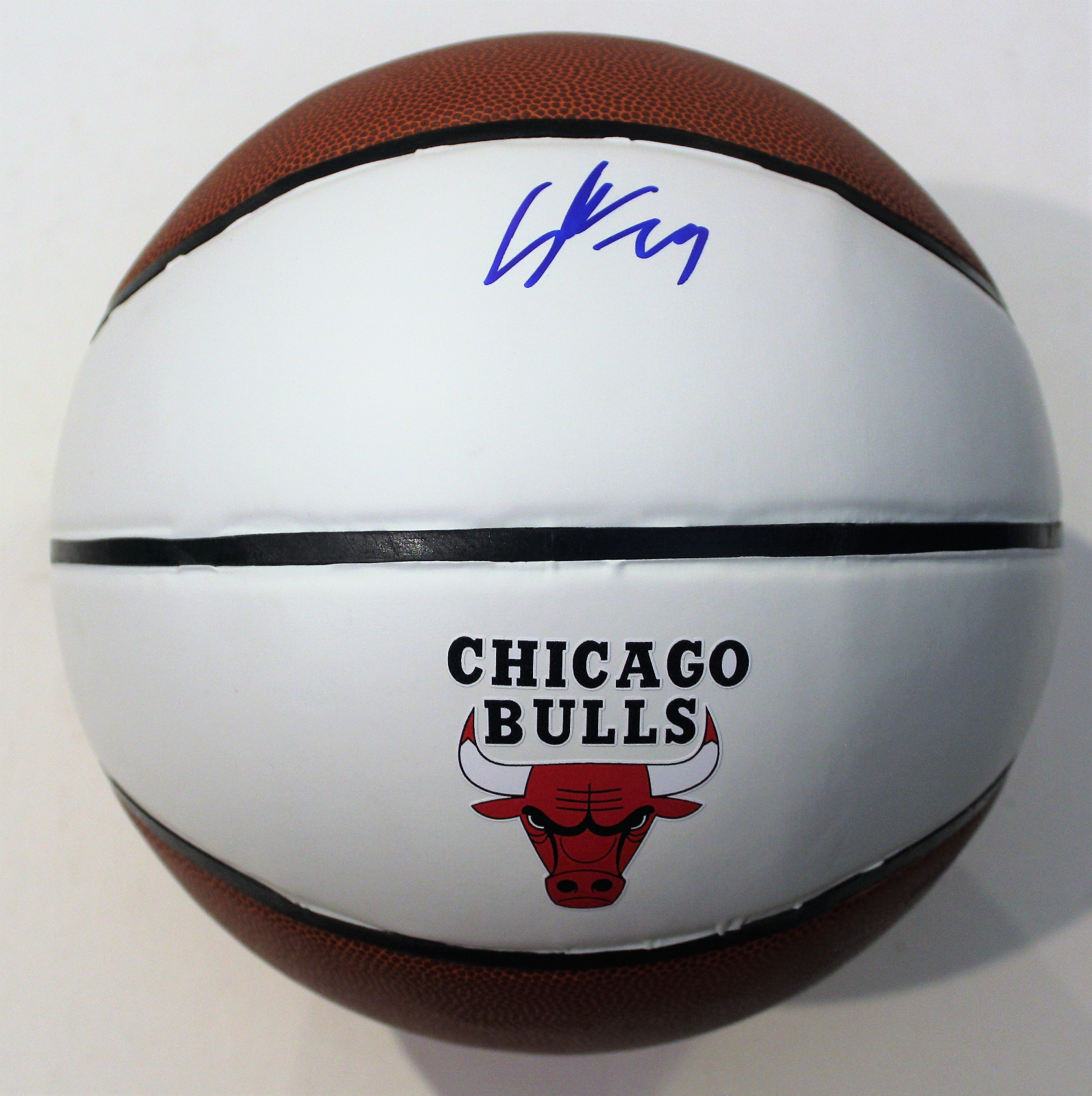 Lauri Markkanen Signed Chicago Bulls Logo Basketball w/COA 2017-18 Arizona #3 Collectible Memorabilia