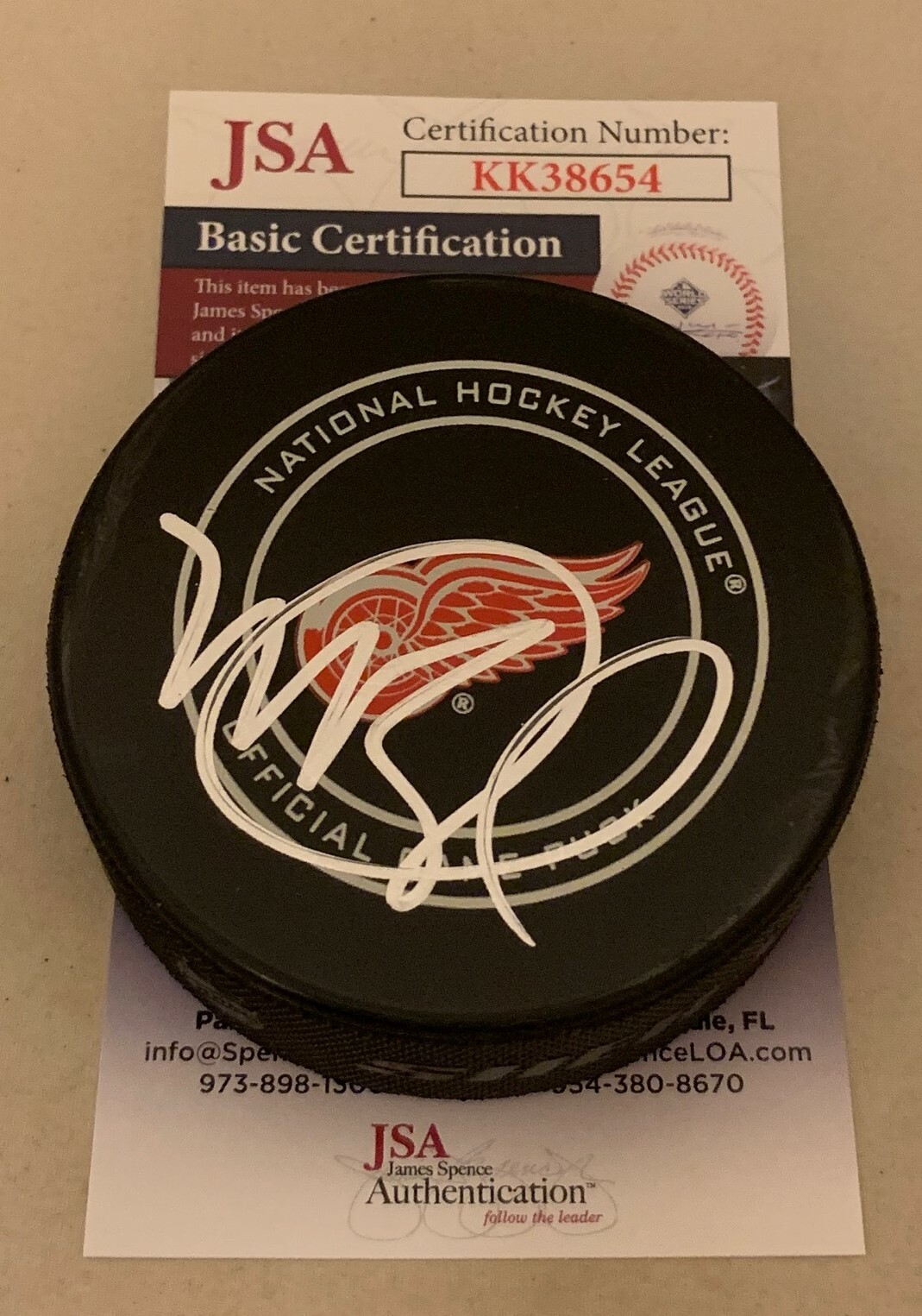Mike Babcock signed Detroit Red Wings Official Game Puck autographed JSA Collectible Memorabilia