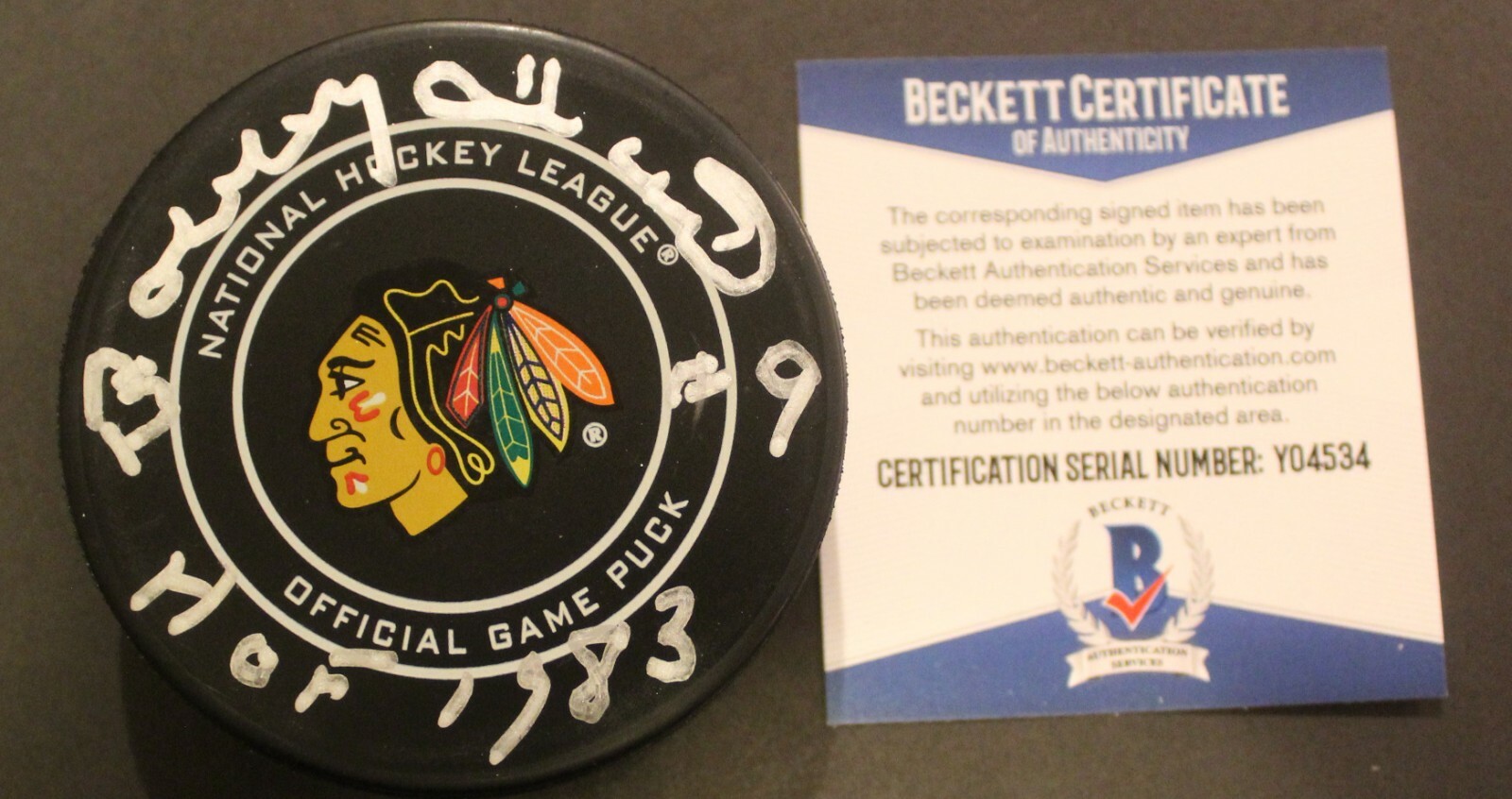 Bobby Hull Signed Chicago Blackhawks Game Hockey Puck w/Beckett COA Y04534 Collectible Memorabilia