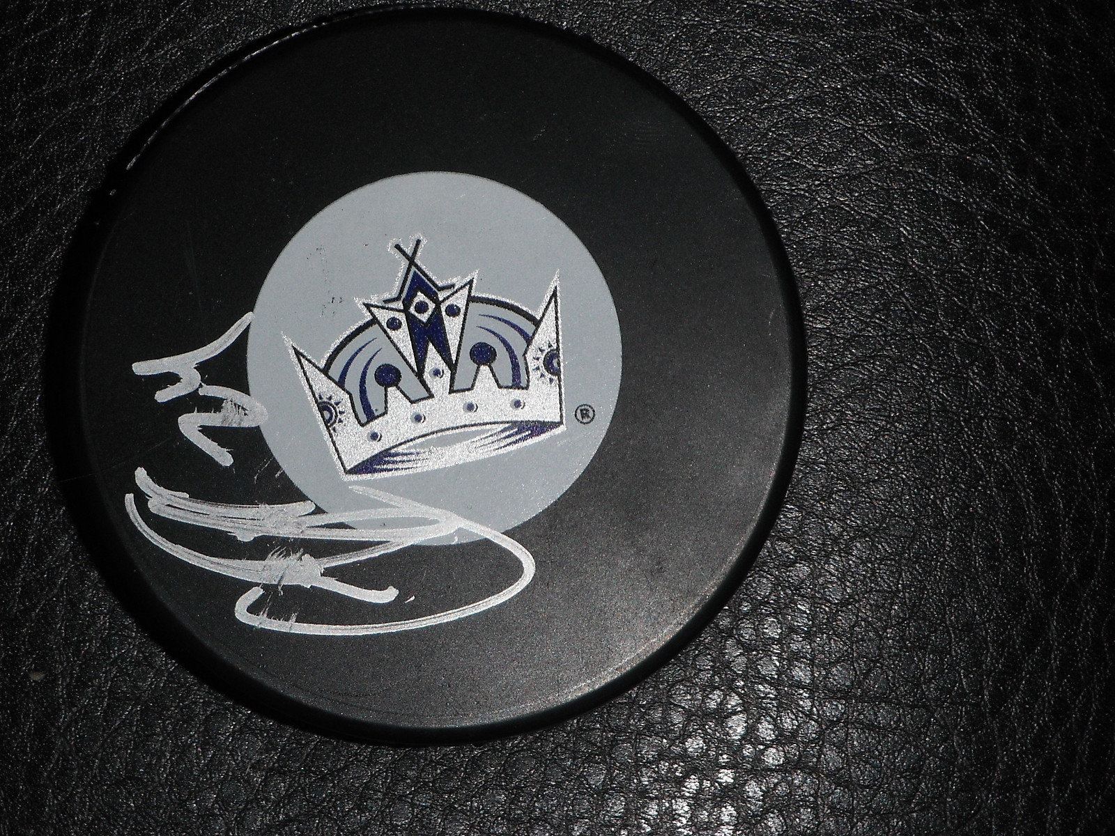 LOS ANGELES KINGS COLIN FRASER SIGNED PUCK Collectible Memorabilia