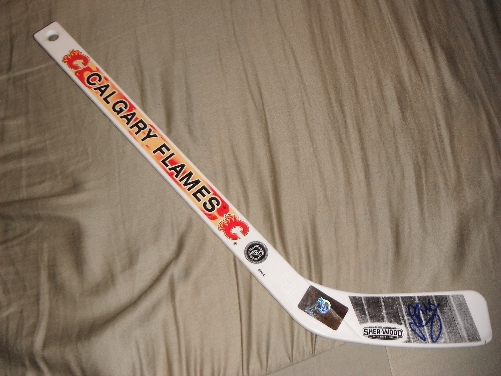 CALGARY FLAMES SVEN BAERTSCHI SIGNED SOUVENIR STICK Collectible Memorabilia