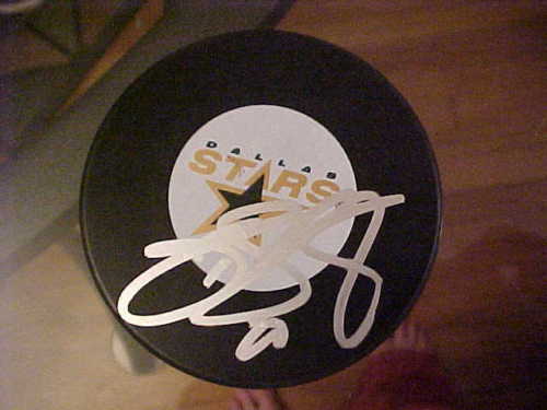 DALLAS STARS BRIAN SUTHERBY SIGNED PUCK Collectible Memorabilia