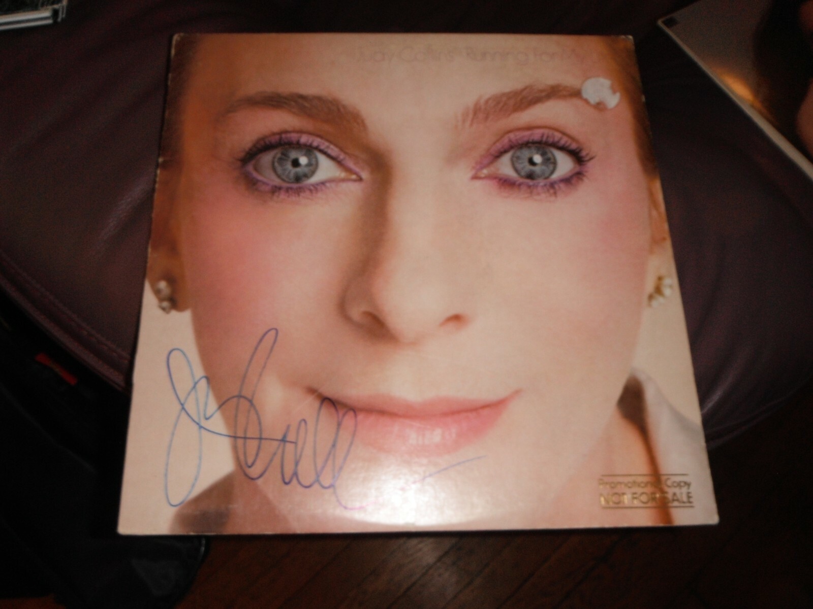JUDY COLLINS SIGNED RUNNING FOR MY LIFE VINYL ALBUM Collectible Memorabilia