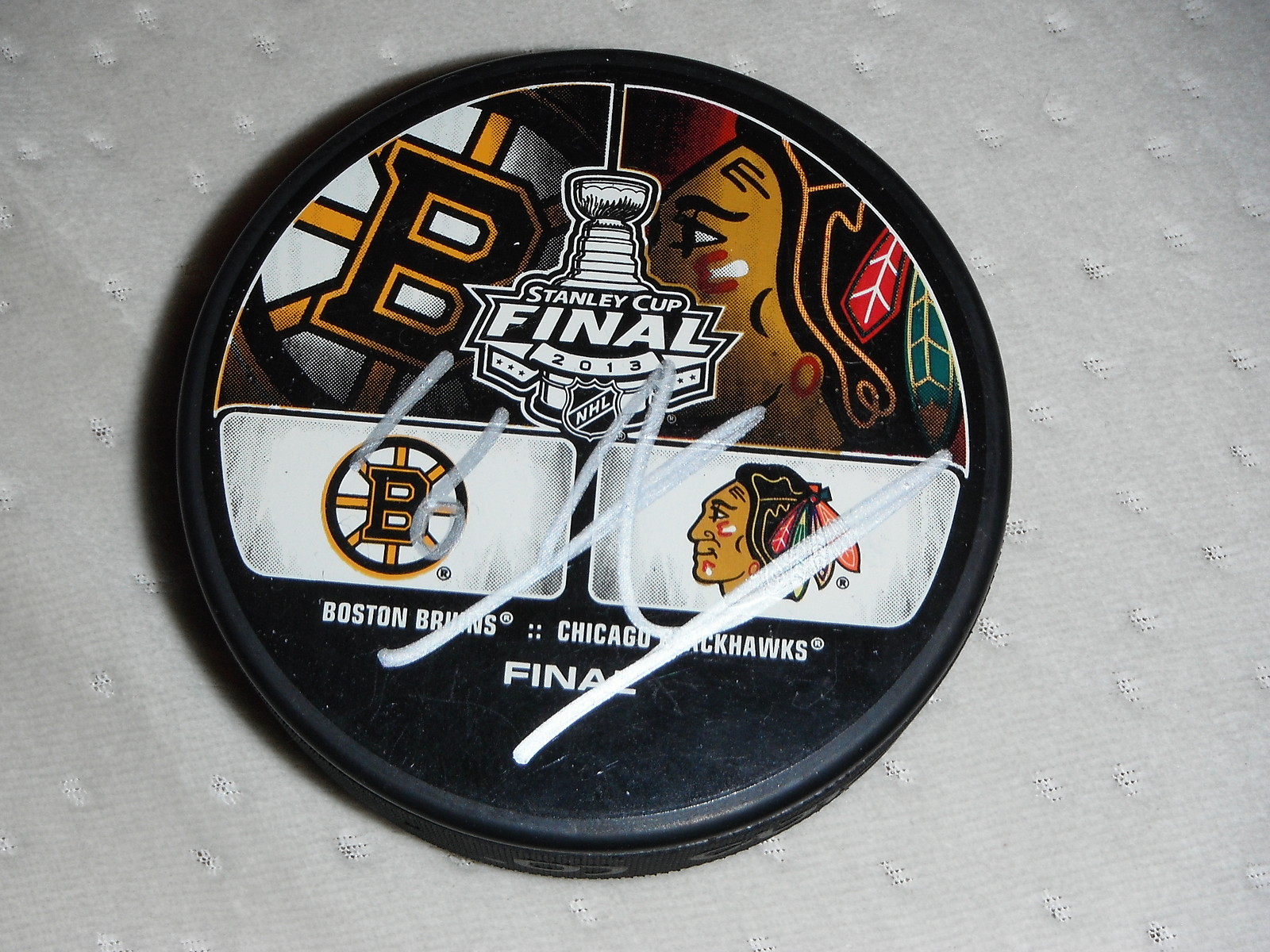 2013 CHICAGO BLACKHAWKS MARCUS KRUGER SIGNED STANLEY CUP PUCK  COLLECTIBLE MEMORABILIA