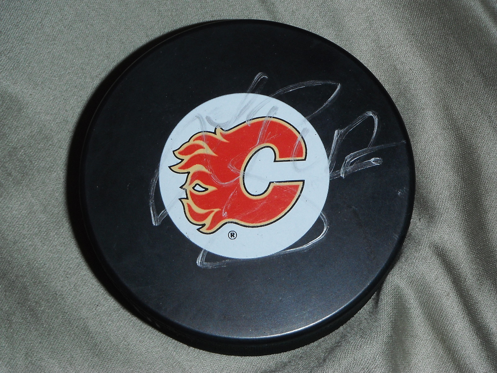 CALGARY FLAMES SVEN BAERTSCHI SIGNED HOCKEY PUCK Collectible Memorabilia