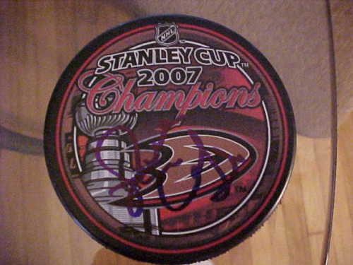2007 ANAHEIM DUCKS RANDY CARLYLE SIGNED CUP PUCK Collectible Memorabilia