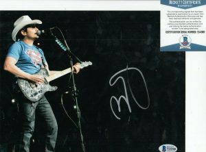 BRAD PAISLEY SIGNED (COUNTRY MUSIC) *LOVE AND WAR* 8X10 PHOTO BAS BECKETT #1  COLLECTIBLE MEMORABILIA