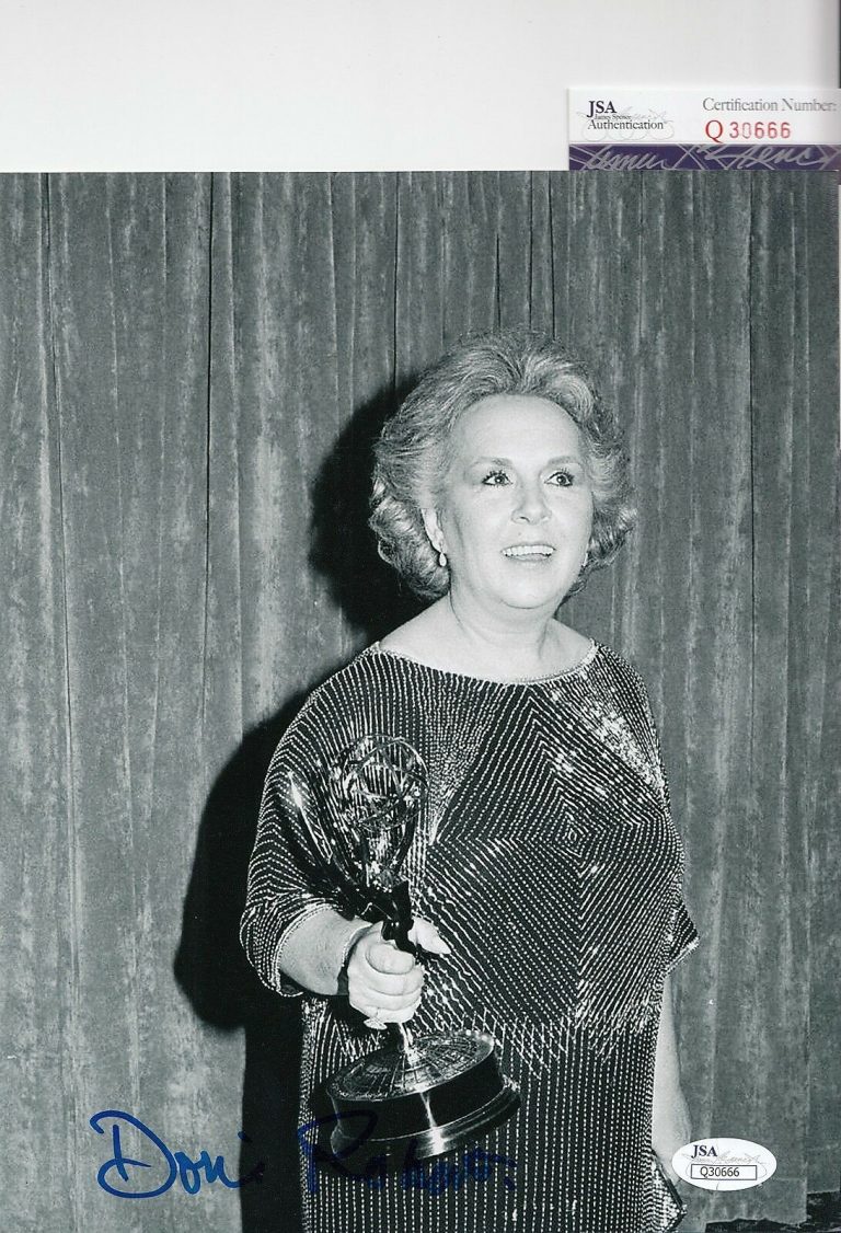 DORIS ROBERTS SIGNED *CHRISTMAS VACATION EVERYBODY LOVES RAYMOND 8×10 JSA Q30666  COLLECTIBLE MEMORABILIA