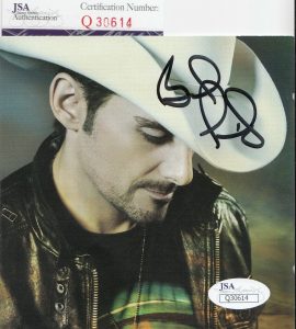 BRAD PAISLEY AUTOGRAPHED *COUNTRY MUSIC* CD COVER JSA AUTHENTICATED Q30614  COLLECTIBLE MEMORABILIA
