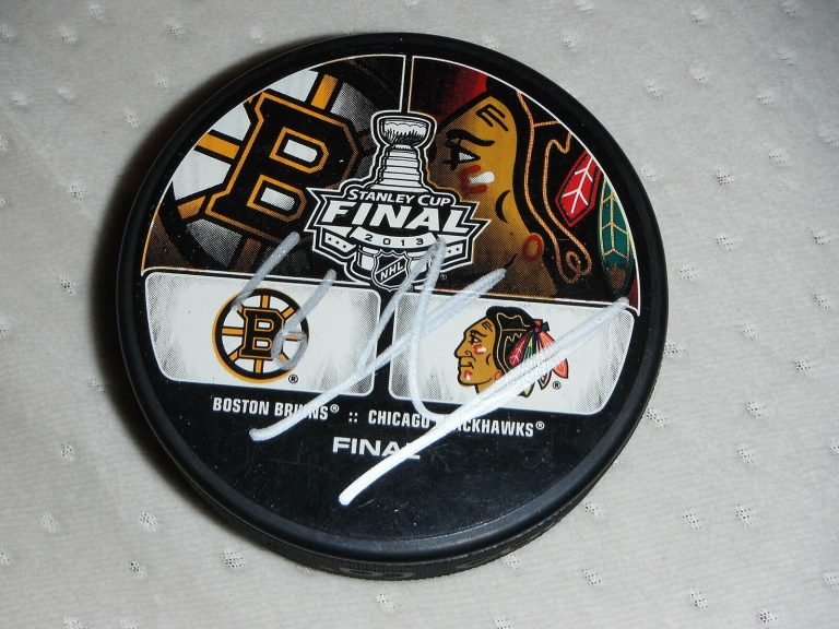 2013 CHICAGO BLACKHAWKS MARCUS KRUGER SIGNED STANLEY CUP PUCK  COLLECTIBLE MEMORABILIA