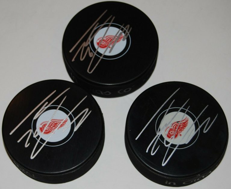 THOMAS VANEK SIGNED (DETROIT RED WINGS) SOUVENIR HOCKEY LOGO PUCK W/COA  COLLECTIBLE MEMORABILIA