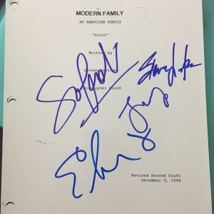 "MODERN FAMILY" VERGARA 4x CAST & CREW SIGNED AUTOGRAPH SHOW PILOT SCRIPT COA COLLECTIBLE MEMORABILIA