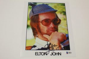 ELTON JOHN SIGNED AUTOGRAPH 8X10 PHOTO – VINTAGE IMAGE OF THE ROCKET MAN BECKETT  COLLECTIBLE MEMORABILIA