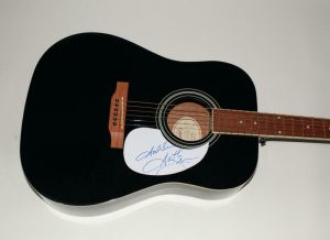 GARTH BROOKS SIGNED AUTOGRAPH GIBSON EPIPHONE ACOUSTIC GUITAR – COUNTRY LEGEND  COLLECTIBLE MEMORABILIA