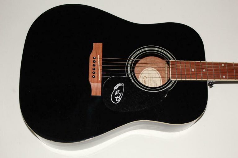 MILEY CYRUS SIGNED AUTOGRAPH GIBSON EPIPHONE ACOUSTIC GUITAR – PLASTIC HEARTS  COLLECTIBLE MEMORABILIA