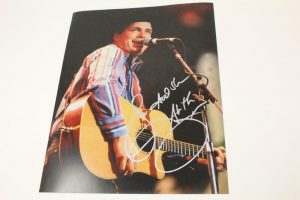 GARTH BROOKS SIGNED AUTOGRAPH 8X10 PHOTO – COUNTRY MUSIC ICON, ROPIN’ THE WIND  COLLECTIBLE MEMORABILIA