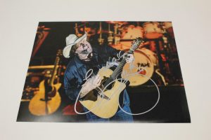 GARTH BROOKS SIGNED AUTOGRAPH 8X10 PHOTO – COUNTRY, THE CHASE, ROPIN’ THE WIND  COLLECTIBLE MEMORABILIA