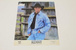 KENNY CHESNEY SIGNED AUTOGRAPH 8X10 PHOTO COUNTRY MUSIC LEGEND, RARE EARLY PROMO  COLLECTIBLE MEMORABILIA