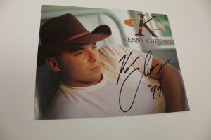 KENNY CHESNEY SIGNED AUTOGRAPH 8X10 PHOTO – COUNTRY MUSIC WHEN THE SUN GOES DOWN  COLLECTIBLE MEMORABILIA