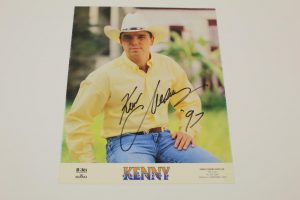 KENNY CHESNEY SIGNED AUTOGRAPH 8X10 PHOTO – LUCKY OLD SON BE AS YOU ARE, COUNTRY  COLLECTIBLE MEMORABILIA
