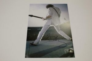 BRIAN MAY SIGNED AUTOGRAPH 8X10 PHOTO – QUEEN GUITARIST, A DAY AT THE RACES RARE  COLLECTIBLE MEMORABILIA