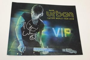 KEITH URBAN SIGNED AUTOGRAPH 8X10 PHOTO – COUNTRY MUSIC STUD BE HERE, GET CLOSER  COLLECTIBLE MEMORABILIA