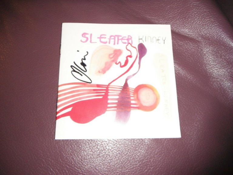 SLEATER KINNEY CORIN TUCKER SIGNED ONE BEAT CD COVER  COLLECTIBLE MEMORABILIA