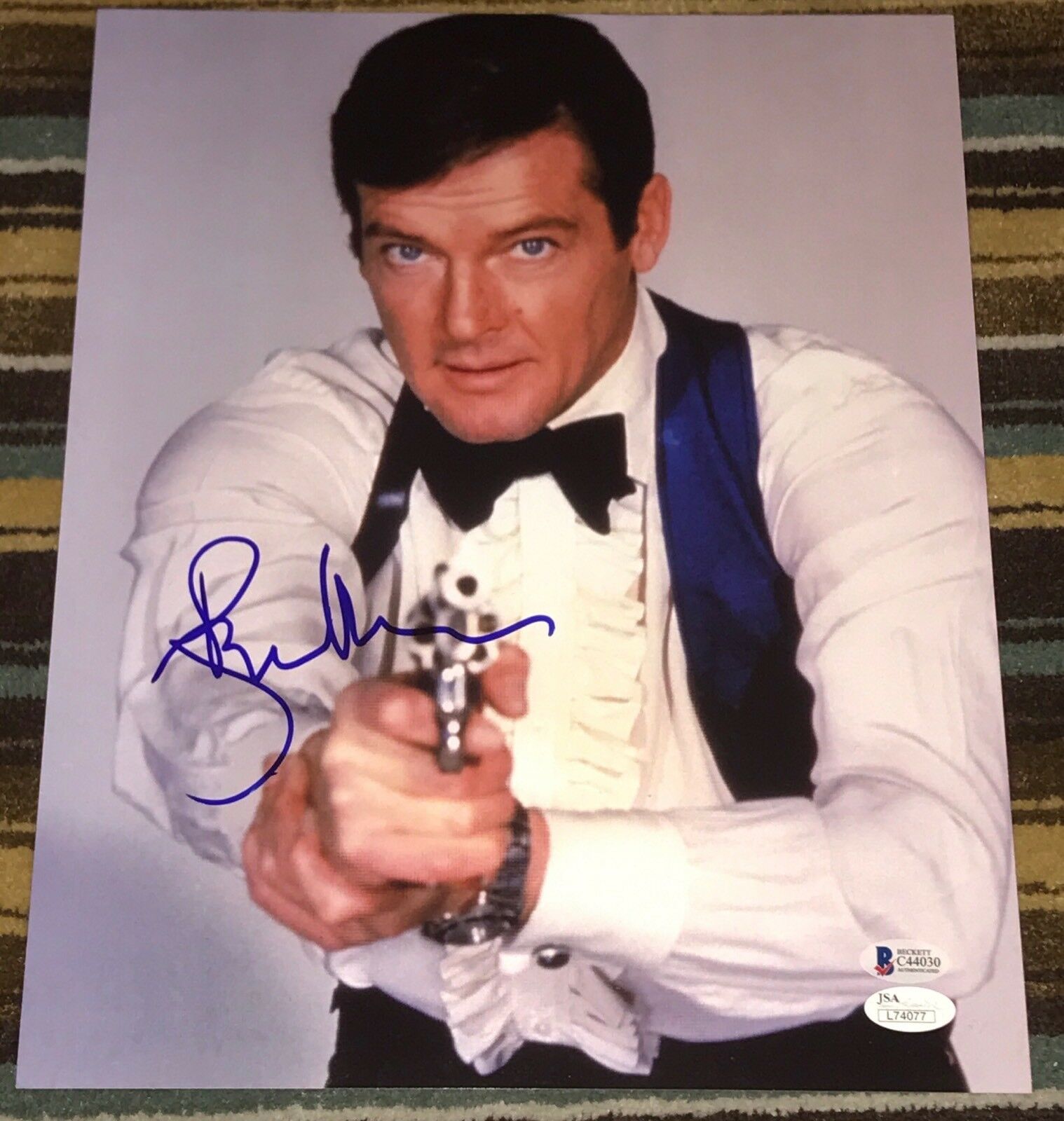 ROGER MOORE SIGNED AUTOGRAPH JAMES BOND CLASSIC GUN POSE 11X14 PHOTO ...