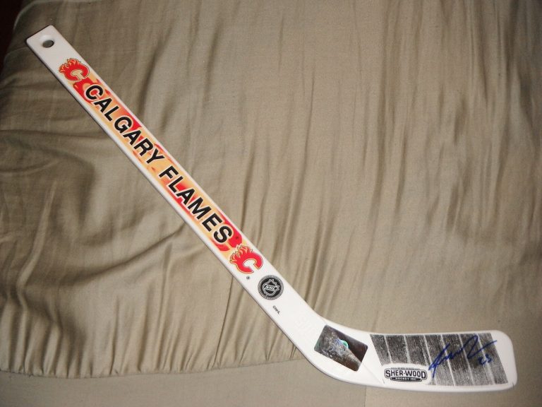 CALGARY FLAMES SEAN MONAHAN SIGNED SOUVENIR STICK  COLLECTIBLE MEMORABILIA