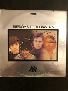 THE RASCALS FULL BAND SIGNED AUTOGRAPH – VINYL ALBUM RECORD LP – FREEDOM SUITE  COLLECTIBLE MEMORABILIA