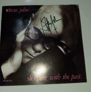 SIR ELTON JOHN SIGNED AUTOGRAPH ALBUM VINYL RECORD – SLEEPING WITH THE PAST RARE  COLLECTIBLE MEMORABILIA