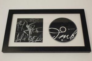DAVE MATTHEWS BAND COMPLETE (X5) SIGNED AUTOGRAPH FRAMED CD DISPLAY – VERY RARE!  COLLECTIBLE MEMORABILIA