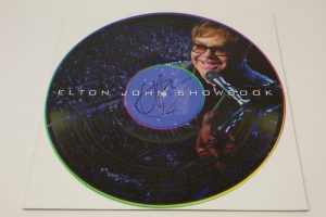ELTON JOHN SIGNED AUTOGRAPH SHOWBOOK TOUR PROGRAM BOOK – MUSIC SUPERSTAR, RARE  COLLECTIBLE MEMORABILIA