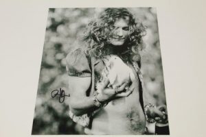 ROBERT PLANT SIGNED AUTOGRAPH 8X10 PHOTO – SHIRTLESS LED ZEPPELIN STUD, RARE!  COLLECTIBLE MEMORABILIA