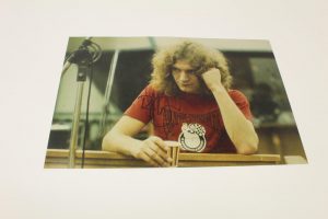 ROBERT PLANT SIGNED AUTOGRAPH 8X10 PHOTO – YOUNG IMAGE OF THE LED ZEPPELIN STAR  COLLECTIBLE MEMORABILIA