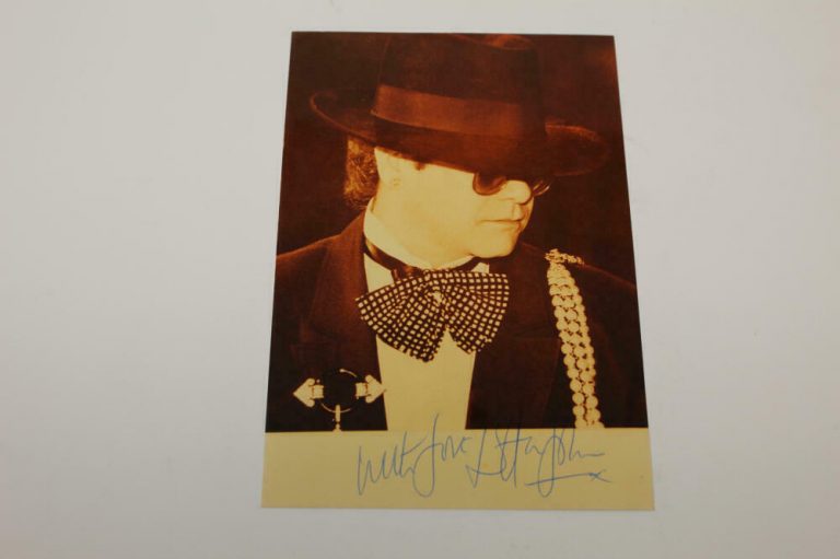 ELTON JOHN SIGNED AUTOGRAPH 8X10 PHOTO -DON’T SHOOT ME I’M ONLY THE PIANO PLAYER  COLLECTIBLE MEMORABILIA