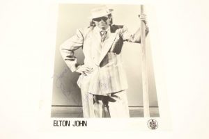 SIR ELTON JOHN SIGNED AUTOGRAPH 8X10 PHOTO – GOODBYE YELLOW BRICK ROAD, LEGEND  COLLECTIBLE MEMORABILIA