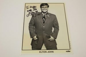 ELTON JOHN SIGNED AUTOGRAPH 8X10 PHOTO – BREAKING HEARTS, HONKY CHATEAU, RARE!  COLLECTIBLE MEMORABILIA