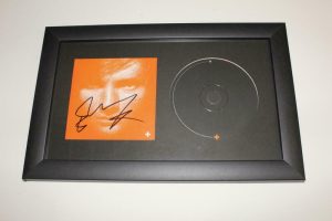 ED SHEERAN SIGNED AUTOGRAPH PLUS FRAMED CD DISPLAY – DIVIDE, MULTIPLY, VERY RARE  COLLECTIBLE MEMORABILIA