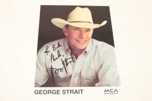 GEORGE STRAIT SIGNED AUTOGRAPH 8X10 PHOTO – COUNTRY MUSIC LEGEND, LIVIN’ IT UP  COLLECTIBLE MEMORABILIA