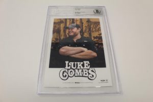 LUKE COMBS SIGNED AUTOGRAPH PROMO PHOTO – COUNTRY SUPERSTAR BECKETT ENCAPSULATED  COLLECTIBLE MEMORABILIA