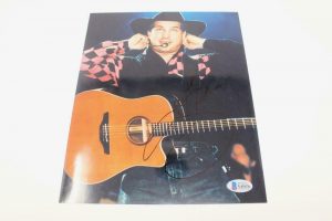 GARTH BROOKS SIGNED AUTOGRAPH 8X10 PHOTO – COUNTRY, BEAUTIFUL FULL GRAPH BECKETT  COLLECTIBLE MEMORABILIA