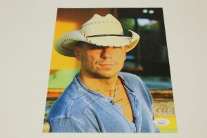 KENNY CHESNEY SIGNED AUTOGRAPH 8X10 PHOTO – COUNTRY MUSIC STUD SUPERSTAR JSA  COLLECTIBLE MEMORABILIA